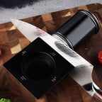 Affûtage d'un couteau de cuisine avec l'aiguiseur rouleau magnétique noir mat