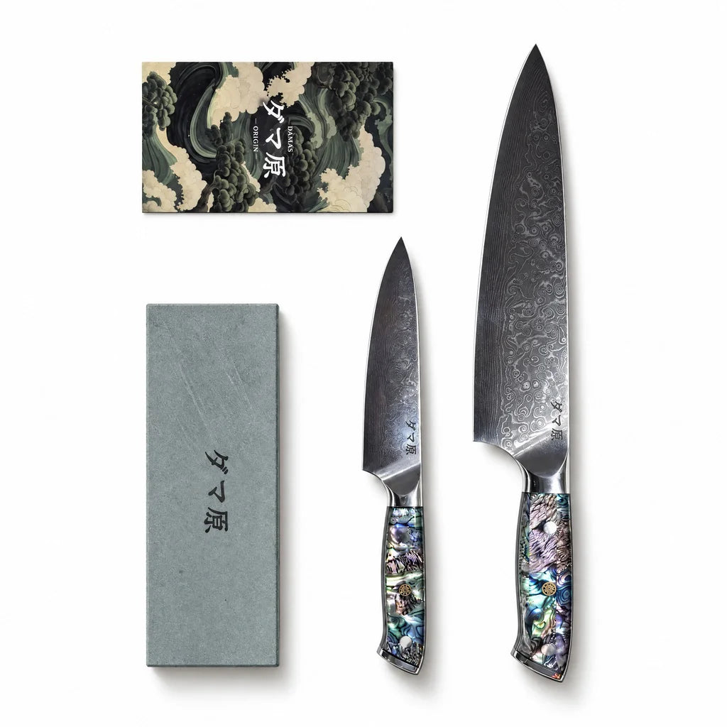 Coffret Akira Togi ouvert, deux couteaux en acier damas à manche nacré et leur pierre