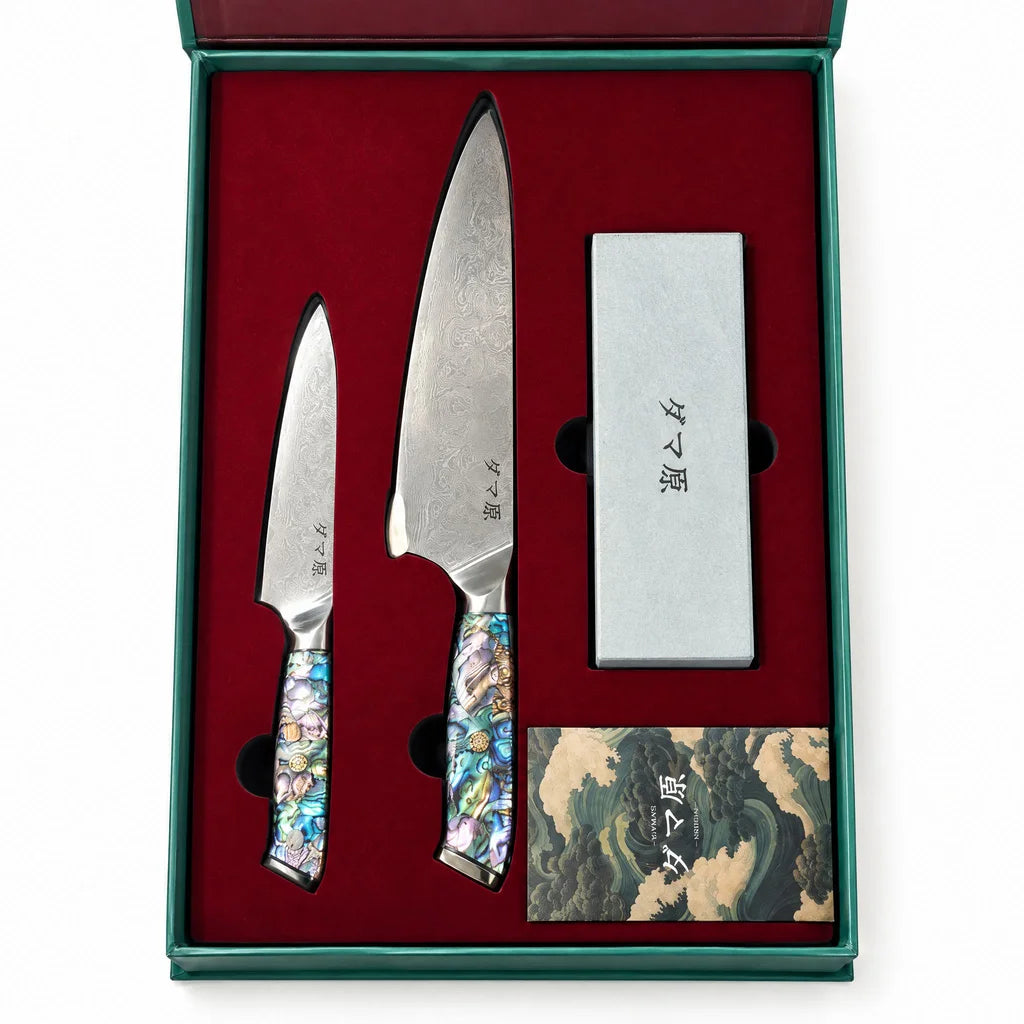 Gyuto et petty Akira en acier damas posés à côté de leur coffret