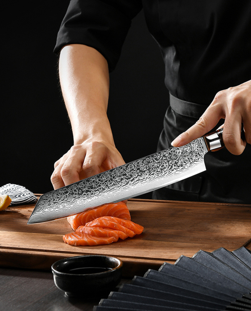 Couteau de chef japonais en acier Damas en action, manche en bois foncé et bagues ambrées, découpe précise de saumon
