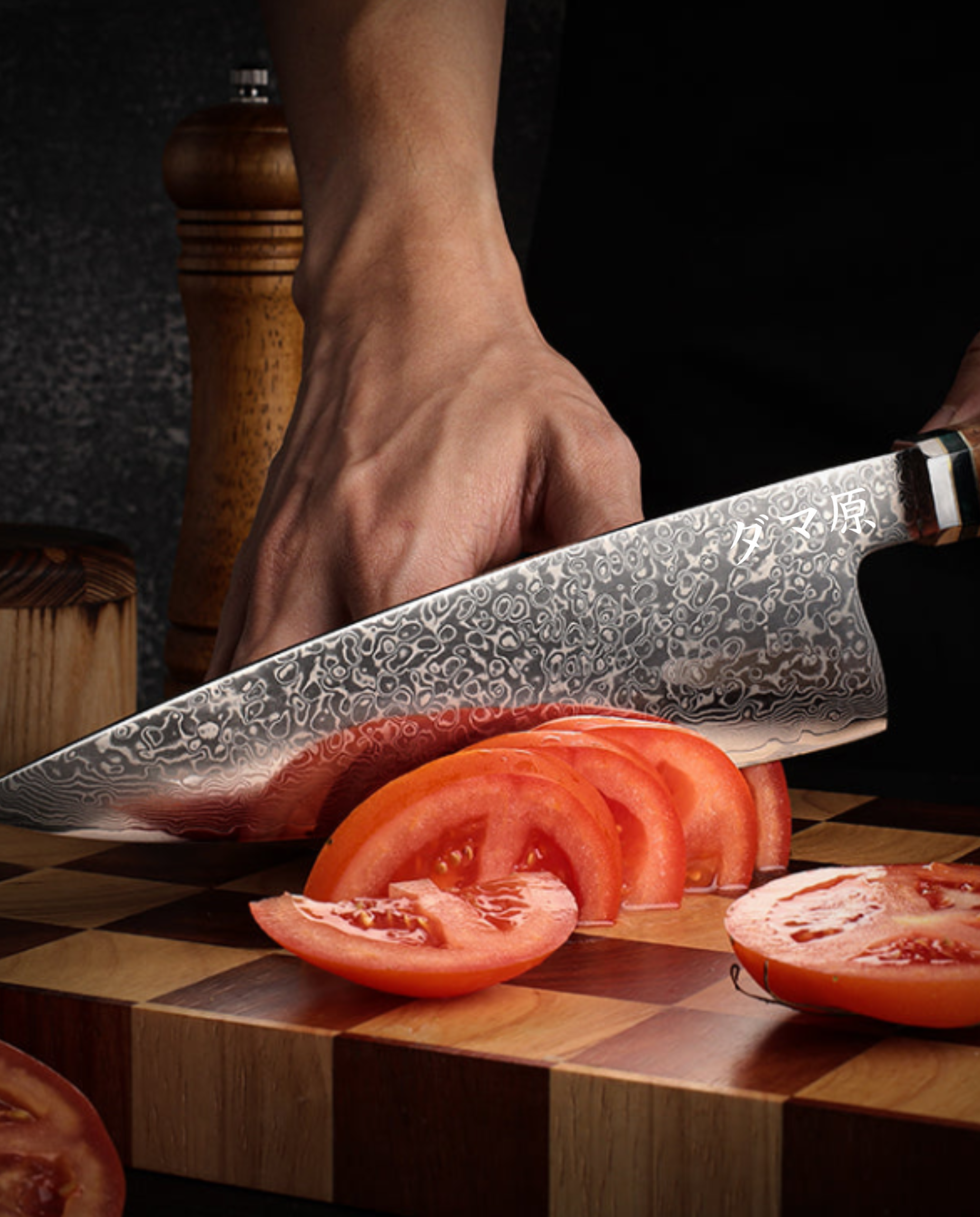 Couteau japonais en acier damas Hiroshi Series en action, découpe nette de tomates sur planche en bois