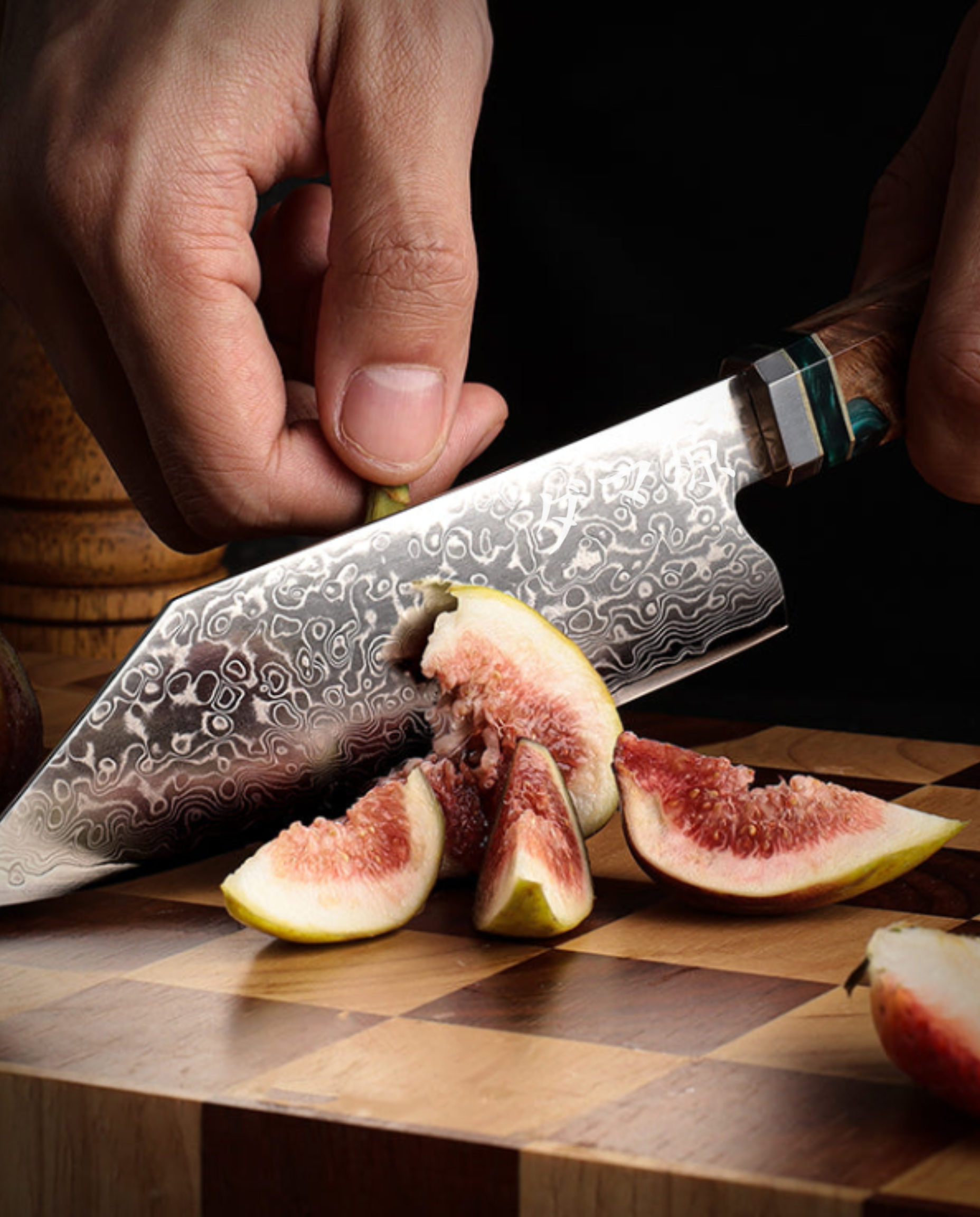 Couteau japonais en acier damas Hiroshi Series en action, découpe précise d’une figue sur planche en bois