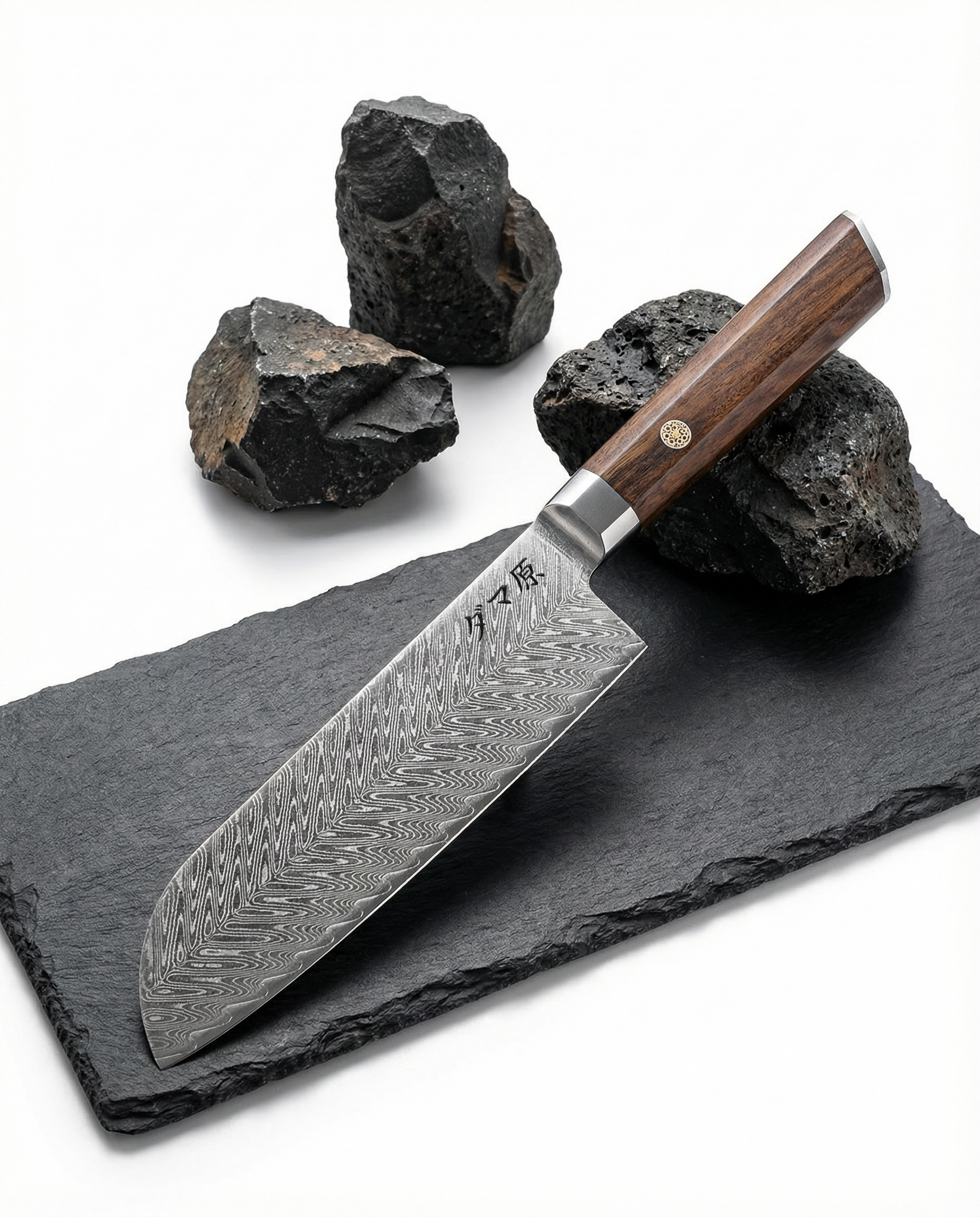 Couteau Usuba japonais en acier damassé avec manche en bois brun, présenté sur ardoise noire entourée de pierres volcaniques.