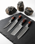 Set 4 couteaux japonais damas : office, chef, santoku et kiritsuke, manches résine noir et ambre sur ardoise.