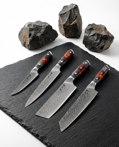 Set 4 couteaux japonais damas : office, chef, santoku et kiritsuke, manches résine noir et ambre sur ardoise.