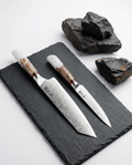 Set de 2 couteaux japonais damas, chef et utilitaire, manches bois et résine blanche sur ardoise noire.