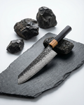 Couteau japonais type kiritsuke en damas lame martelée avec manche bois octogonal, couteau de chef haut de gamme au tranchant rasoir.