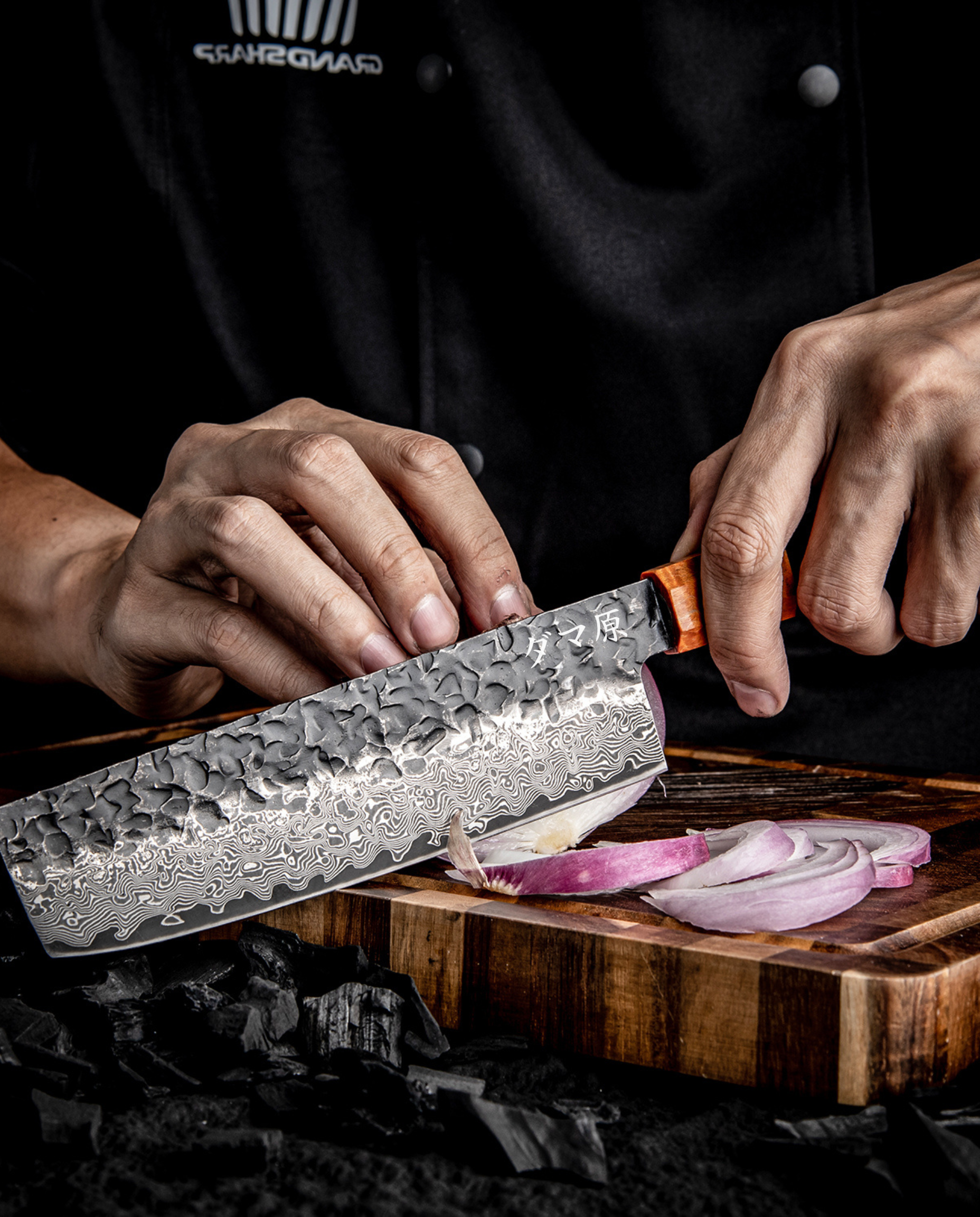 Nakiri en damas à lame martelée en pleine émince d’oignon, coupe fluide et contrôle précis pour cuisine professionnelle.