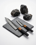Set de 2 couteaux japonais en damas avec lame martelée artisanale et manche bois octogonal, précision et tranchant rasoir.