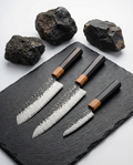 Trio de couteaux en acier damas finition martelée avec manches bois sombres, set polyvalent pour cuisine précise et performante.