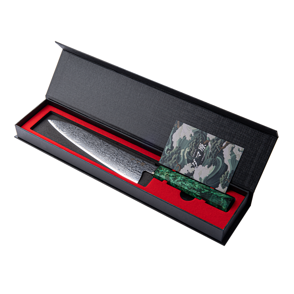 Lame du couteau Gyuto Aoyama en acier damas, motif ondulé sur fond blanc