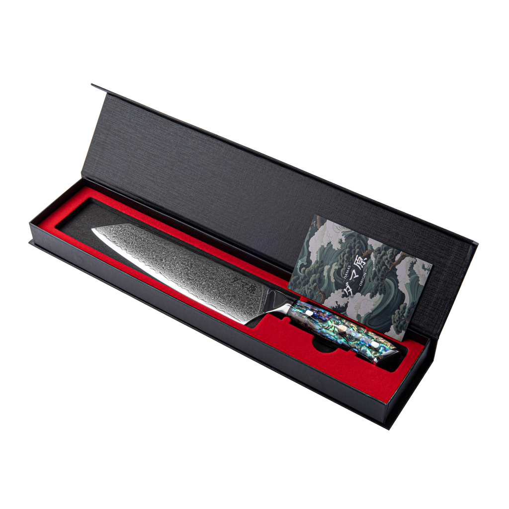 Lame à pointe inclinée du couteau Kiritsuke Akira en acier damas, sur fond blanc