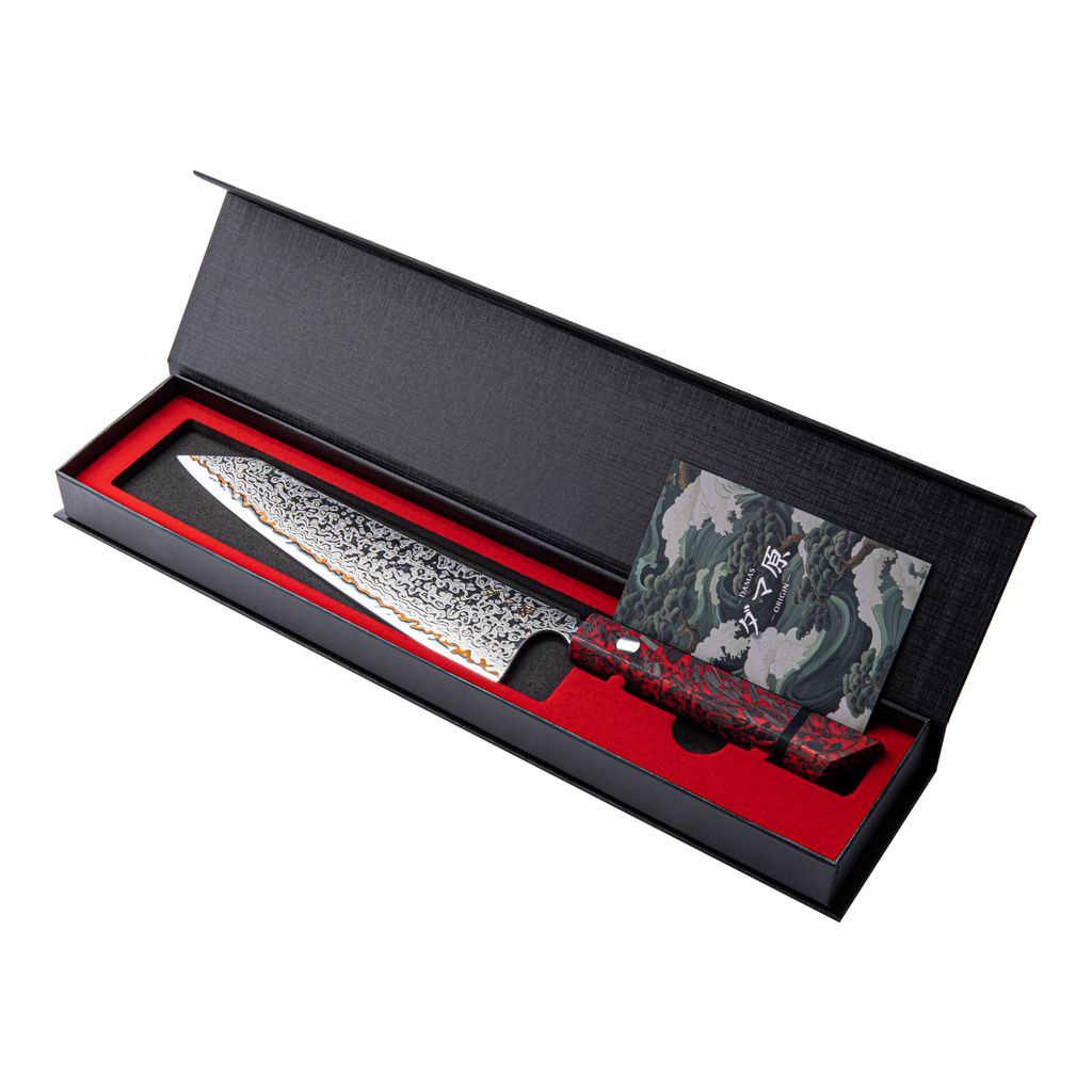 Lame du couteau Kiritsuke Musashi en acier damas à inserts cuivre, sur fond blanc