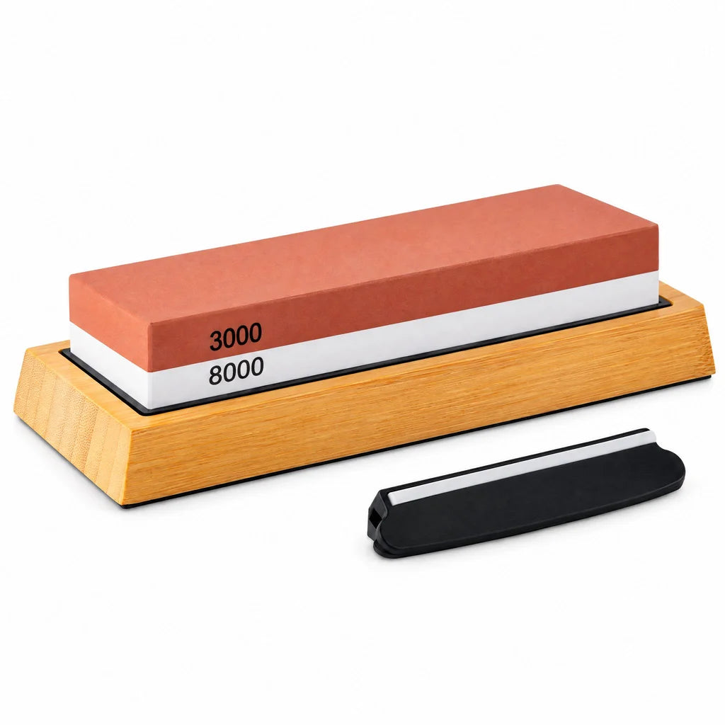 Pierre à aiguiser double face grain 3000 et 8000 sur son support en bois