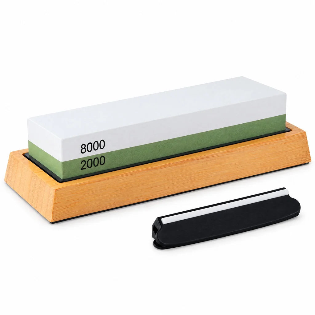 Pierre à aiguiser double face grain 2000 et 8000 sur son support en bois