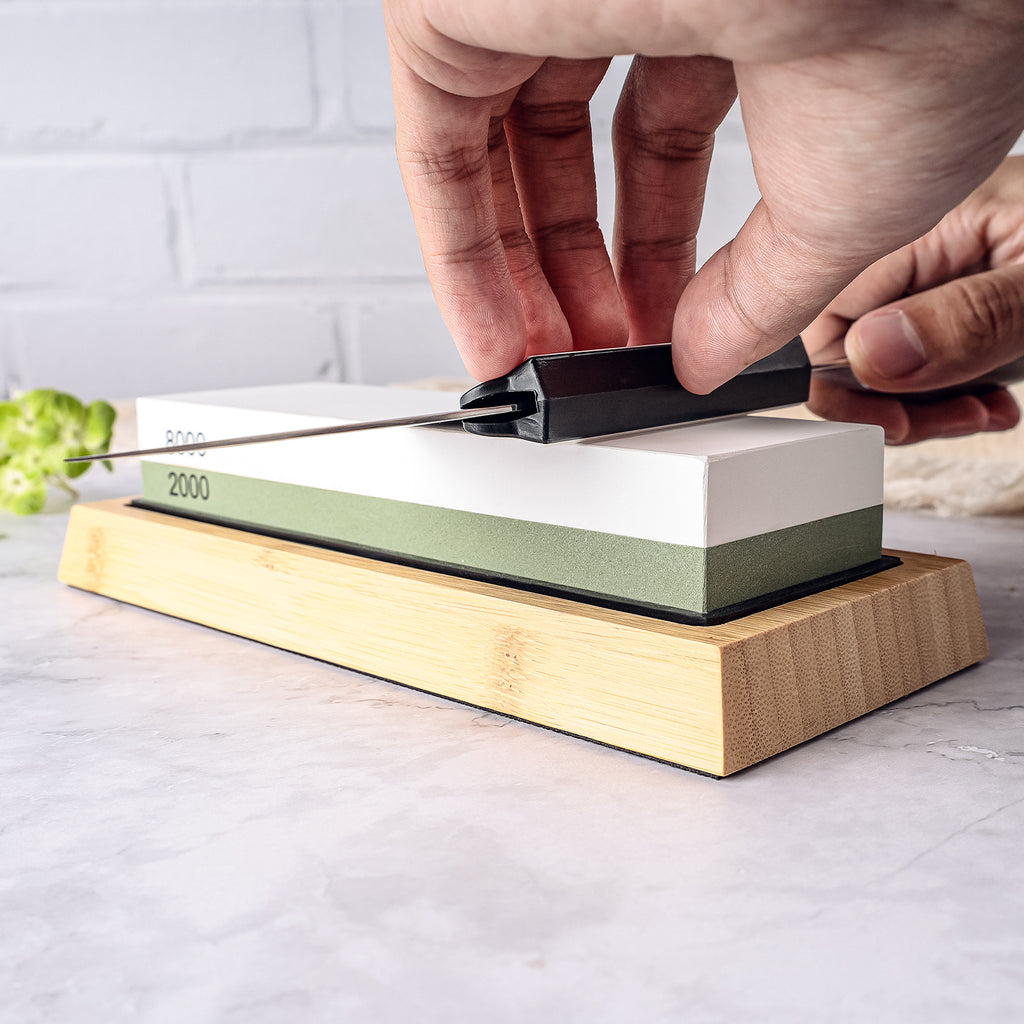 Affûtage d'un couteau de cuisine sur une pierre à aiguiser double face