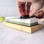 Affûtage d'un couteau de cuisine sur une pierre à aiguiser double face