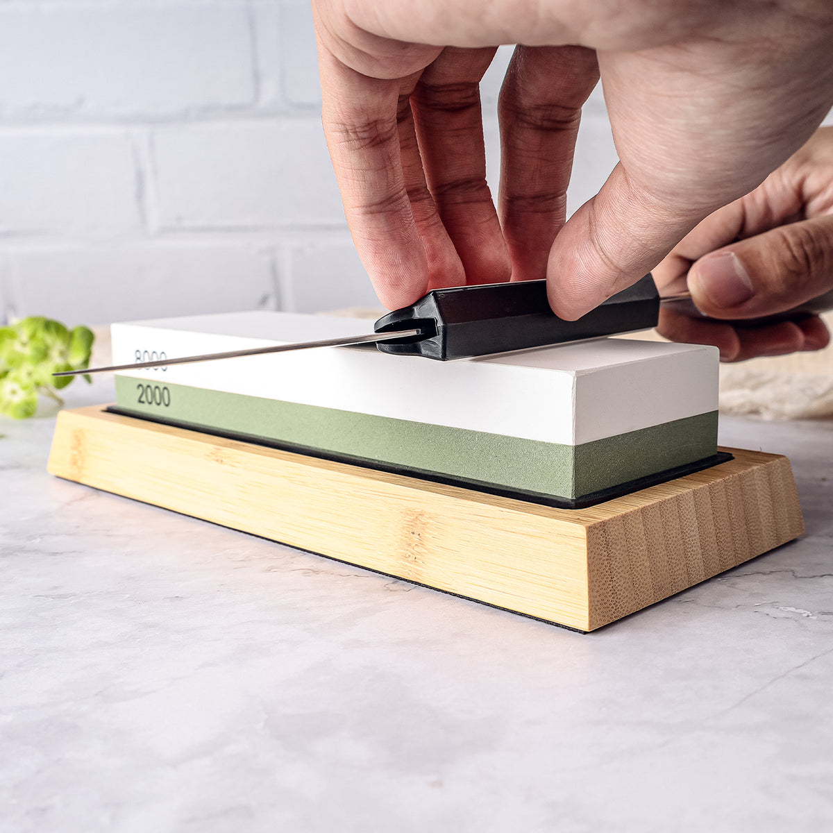 Affûtage d'un couteau de cuisine sur une pierre à aiguiser double face