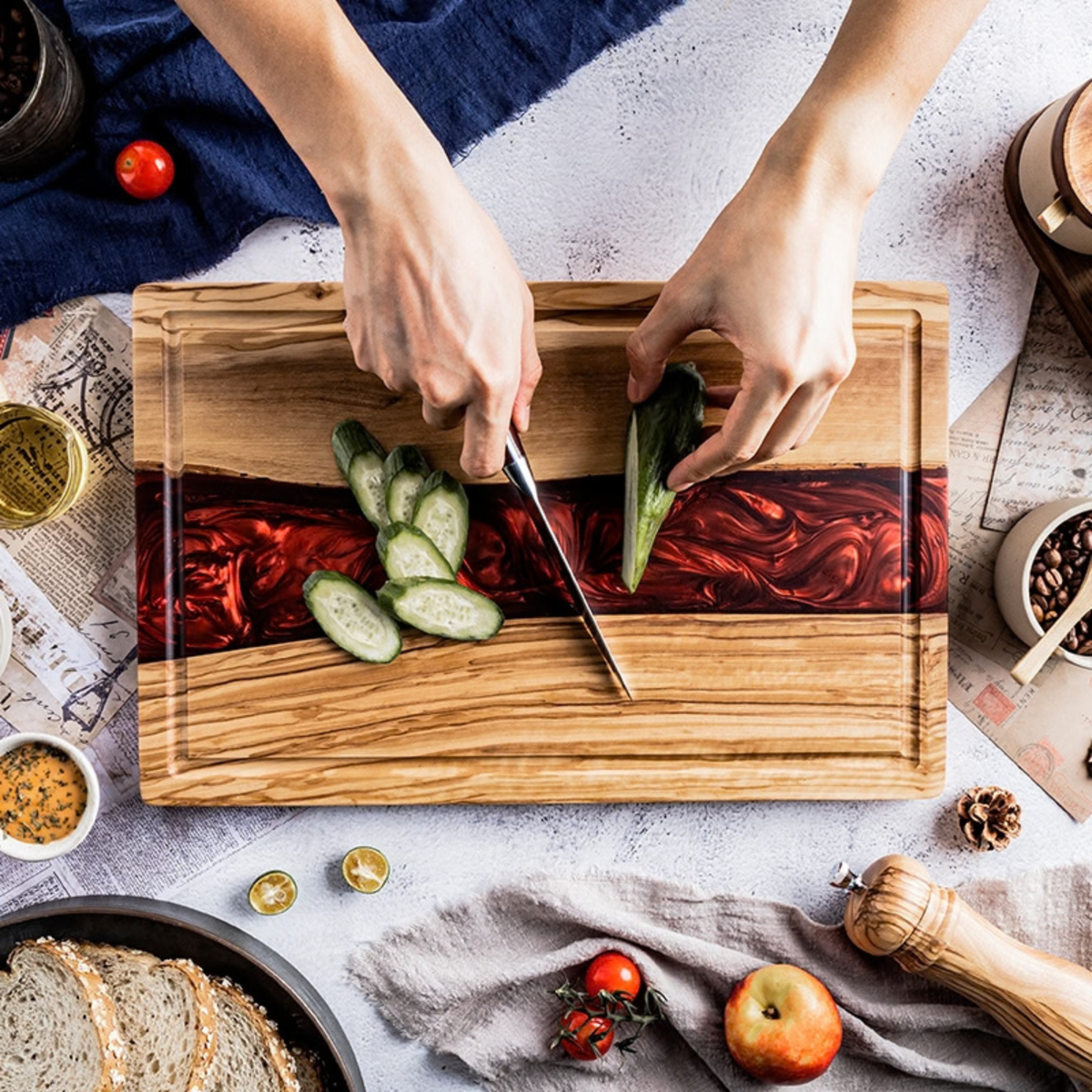 Planche à découper artisanale en bois d'olivier massif et résine époxy