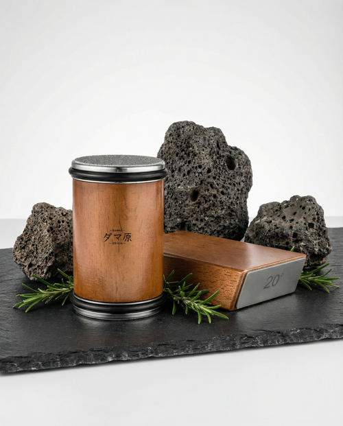 Affûtez vos couteaux comme un professionnel avec cet aiguiseur premium en bois massif et pierre à angle 20°. Précision, stabilité et élégance réunies pour un tranchant durable et une performance optimale en cuisine.