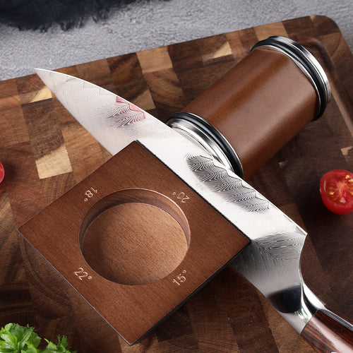 Affûtage d'un couteau de cuisine avec l'aiguiseur rouleau magnétique en hêtre