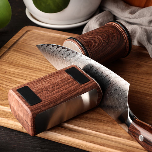 Affûtage d'un couteau de cuisine avec l'aiguiseur rouleau magnétique finition noyer