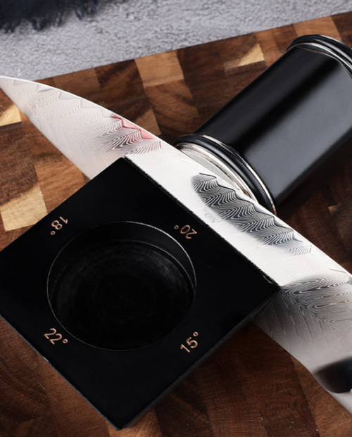 Aiguiseur de couteau à angle fixe 15° 18° 20° 22° avec guide d’affûtage noir pour couteau de cuisine japonais en acier damas sur planche à découper.