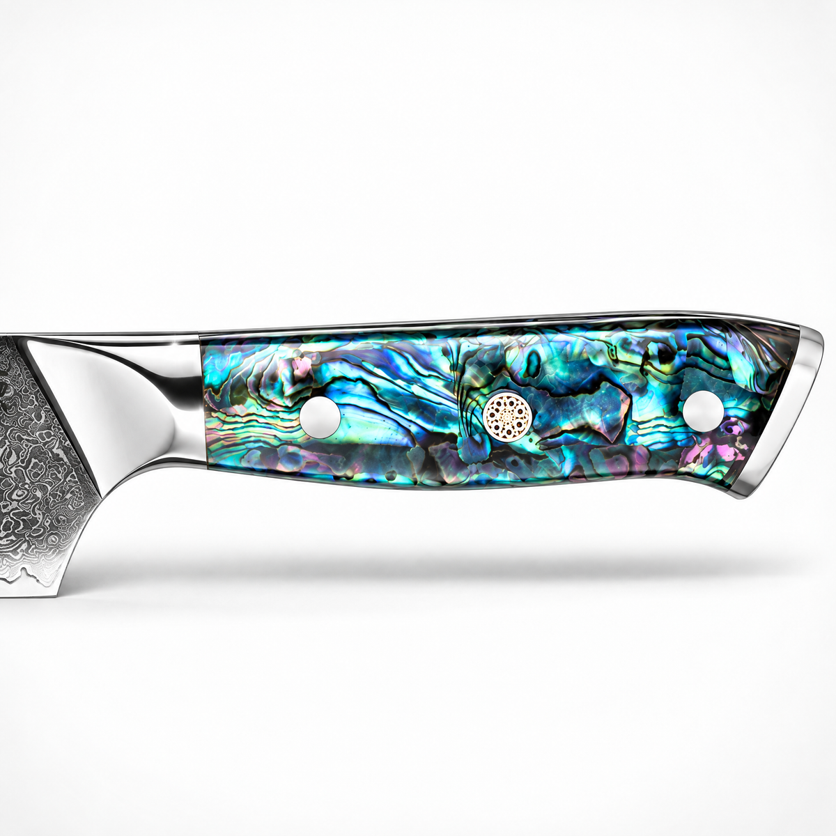 Manche en nacre d'ormeau aux reflets irisés d'un couteau Nakiri en acier damas, série Akira
