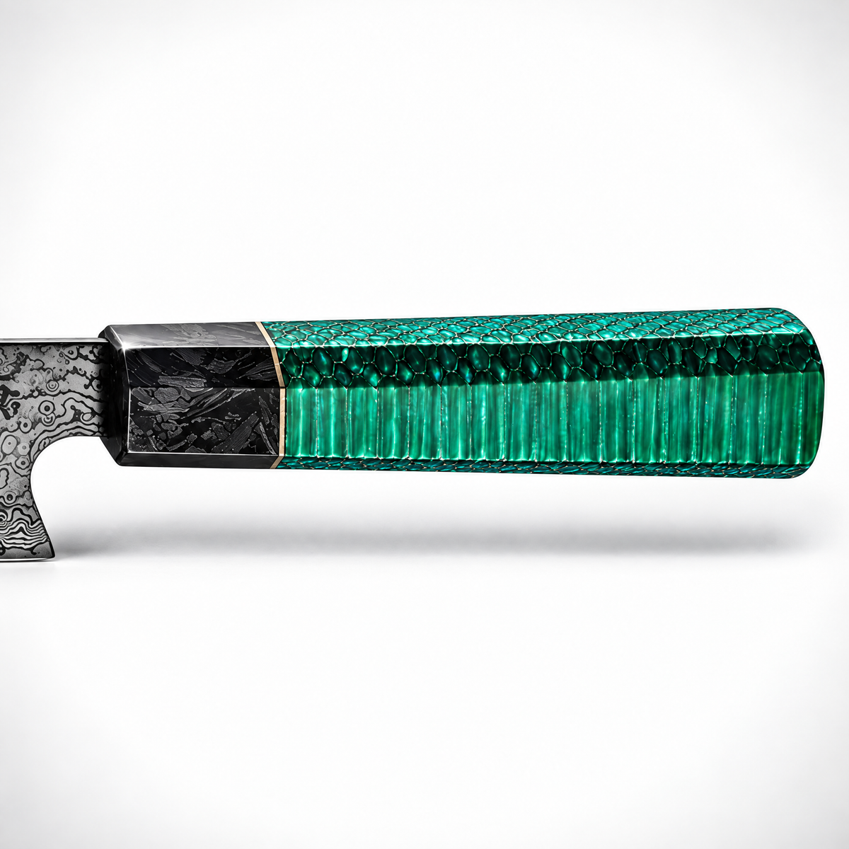 Manche en aluminium peigné et résine d'un couteau en acier damas, série Hikari