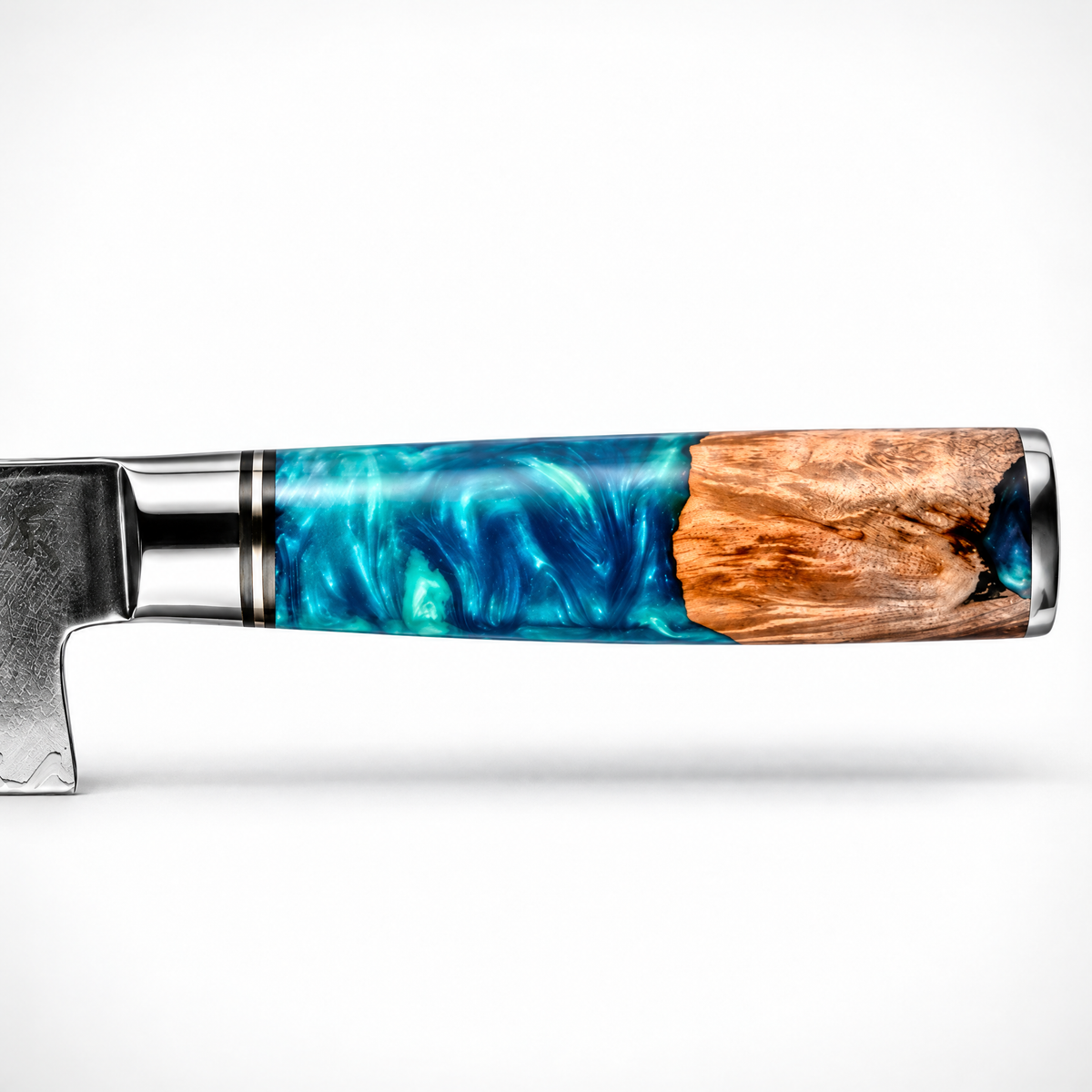 Manche en bois stabilisé et résine aux veinures uniques d'un couteau en acier damas, série Mizuki