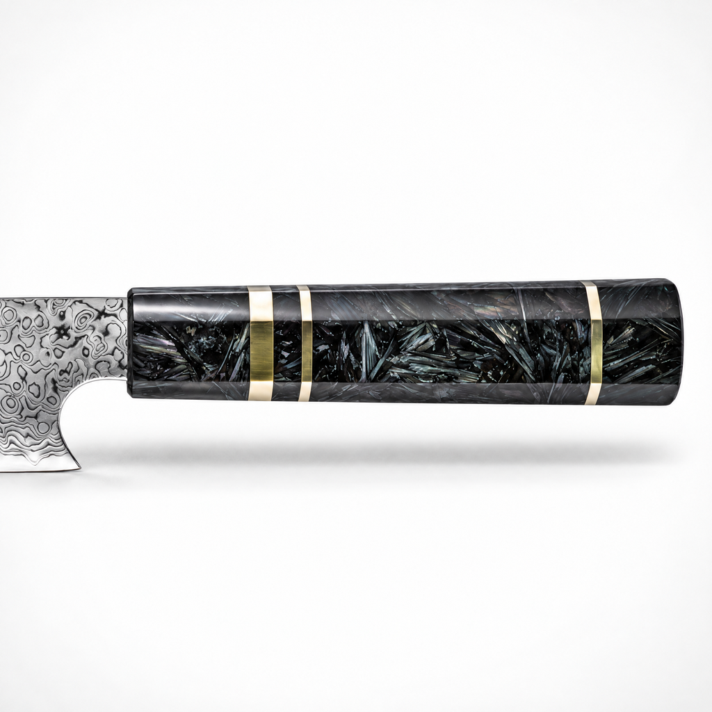 Manche en fibre de carbone et bague de cuivre d'un couteau en acier damas, série Sakuragi