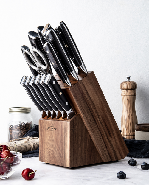 Bloc porte-couteaux en bois massif incliné avec set complet de couteaux et ciseaux, posé sur plan de travail de cuisine.