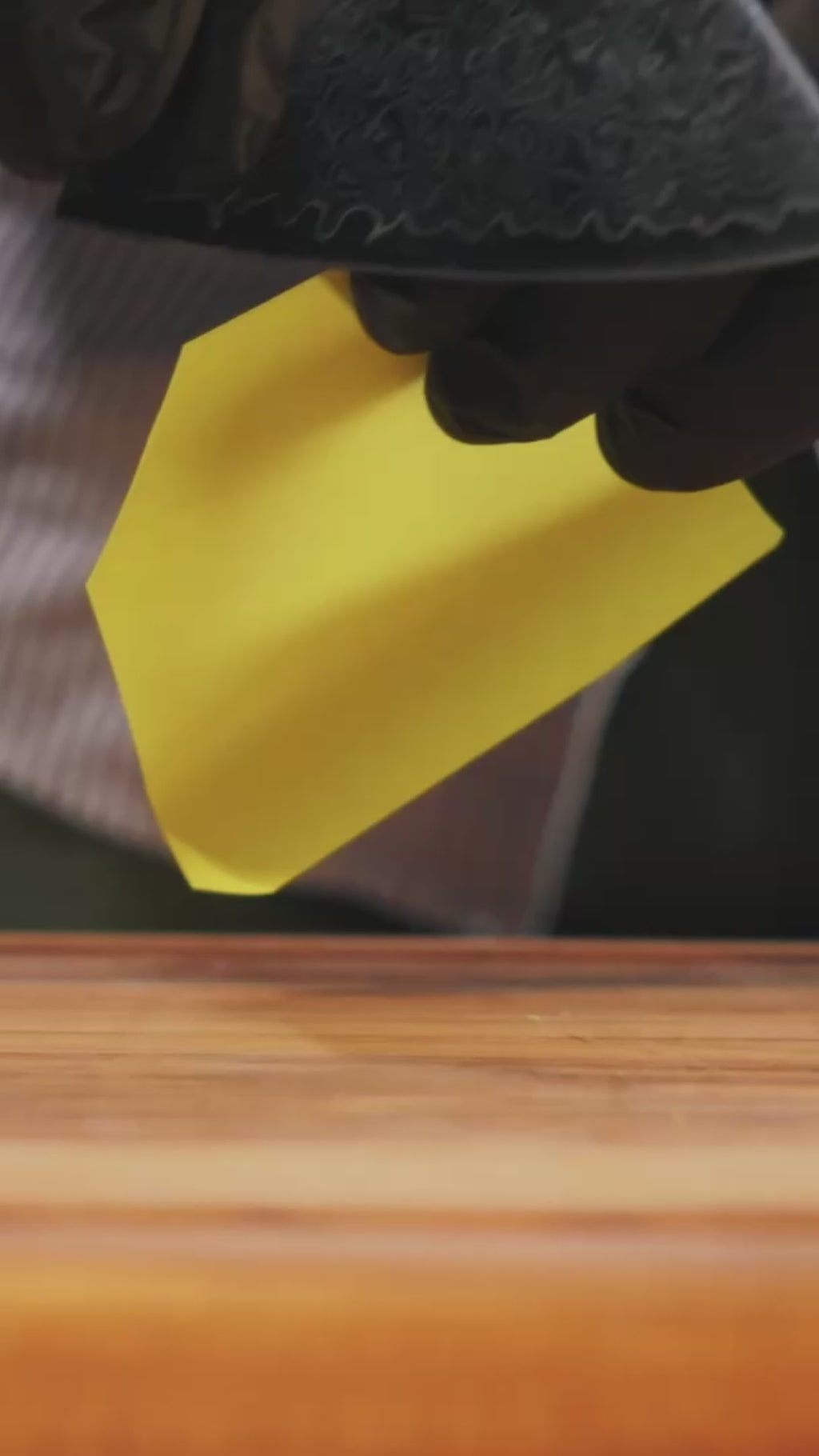 Test du tranchant : une lame en acier damas Damas Origin coupe une feuille de papier