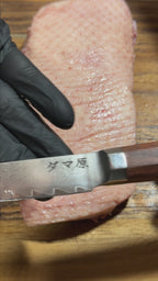 Découpe d'un magret de canard avec un couteau en acier damas de la série Kurohana