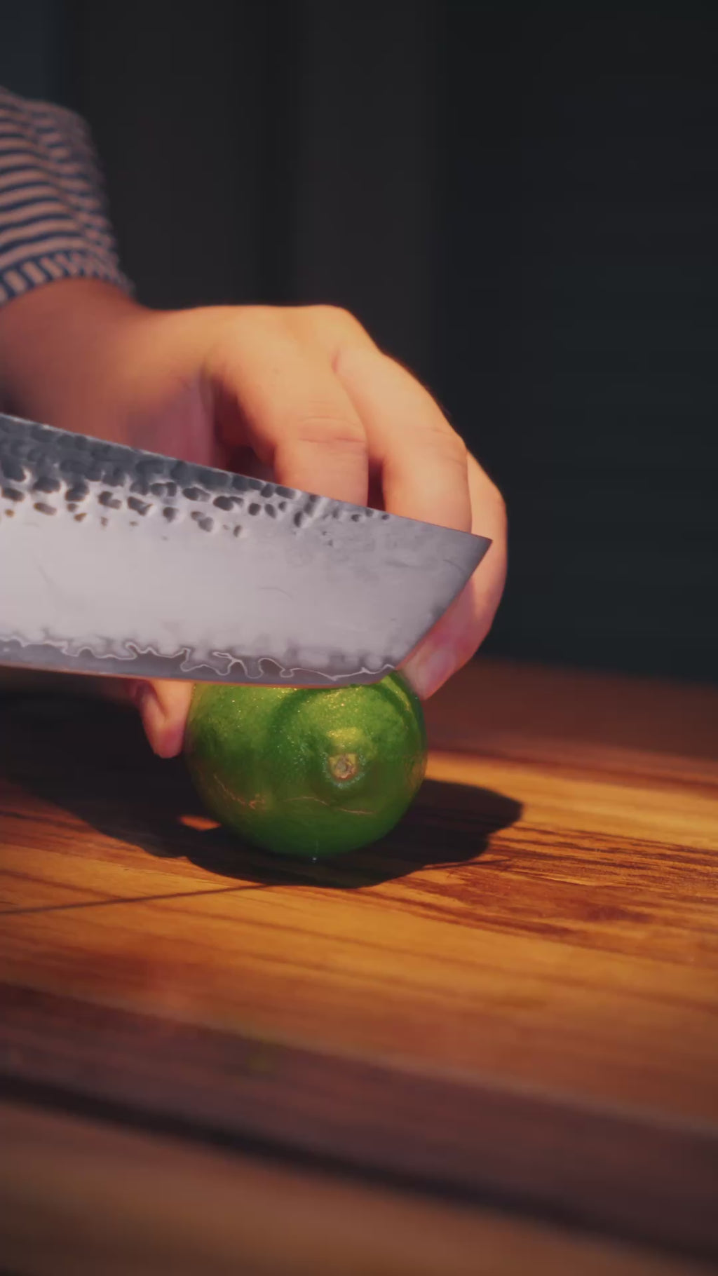 Découpe d'un citron vert avec un couteau en acier damas Damas Origin