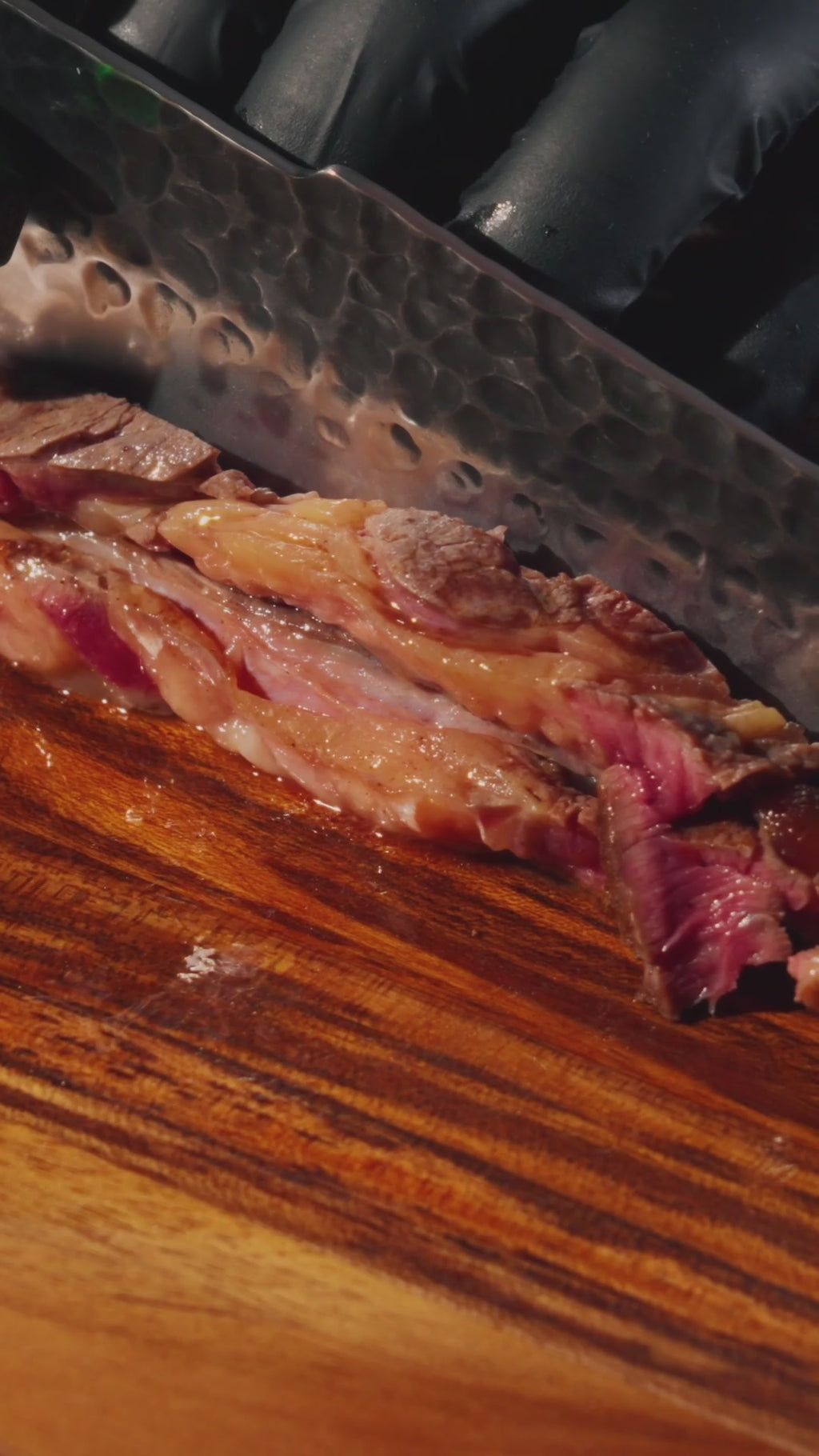 Découpe d'une pièce de viande avec un couteau en acier damas Damas Origin