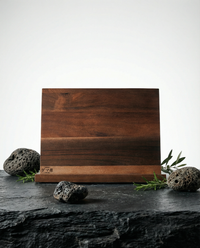 Barre aimantée murale en bois foncé, idéale pour ranger et exposer vos couteaux en toute sécurité, avec un design sobre qui s’intègre naturellement dans une cuisine moderne.